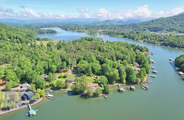 Lakeside Lounge - By Chatuge Home Concierge Lake front, hot tub, firepit, private dock with boat slip