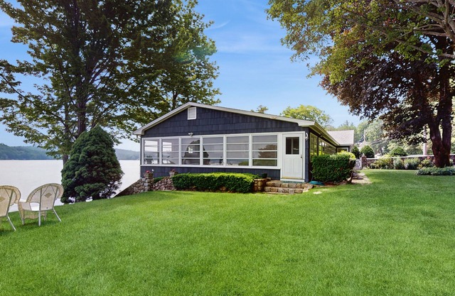 Lakeside paradise w/lakefront deck, enclosed porch, 2 docks & large lawn
