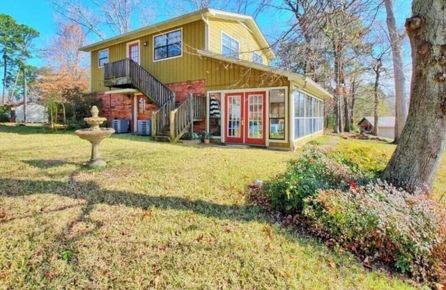 Lakeside Retreat! 10 Mins from Hemphill Town Square.