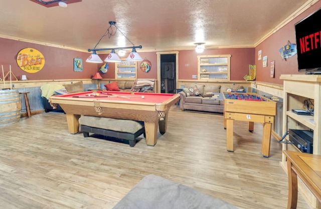 Lakeside Retreat & Game Haven!