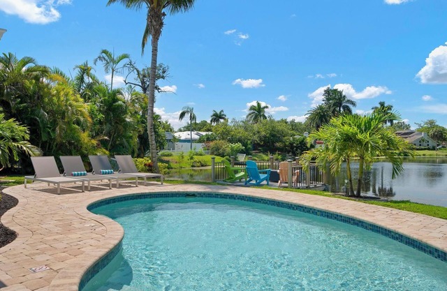 Lakeside Retreat! Lakefront Living in Northwest Bradenton w/Saltwater Pool