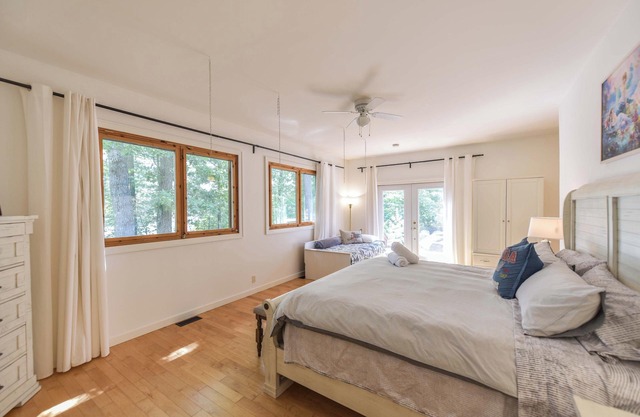 Lakeside Serenity: Windsor Point Retreat - Family Paradise with Stunning Views