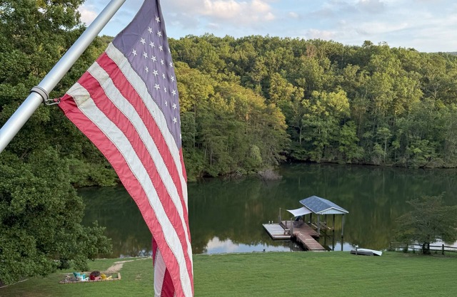 Lakeside Tranquility at Smith Mt Lake - Sleeps 8 with 8 beds! - 3 Bath