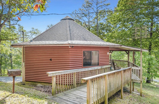 Lakeview Cabin #4 at Carters Lake Marina, includes boat slip at marina