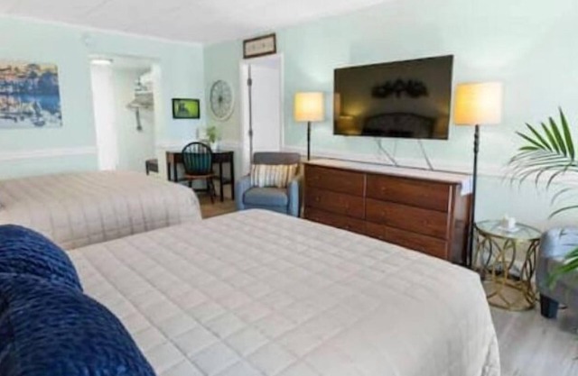Lakeview Comfy 2 Queen Bed Private Patio Pool Hot Tub Firepit AC Concerts Weirs!