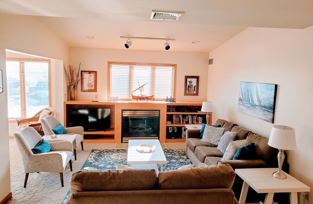 Lakeview Condo: Downtown Bayfield, Beach, Deck