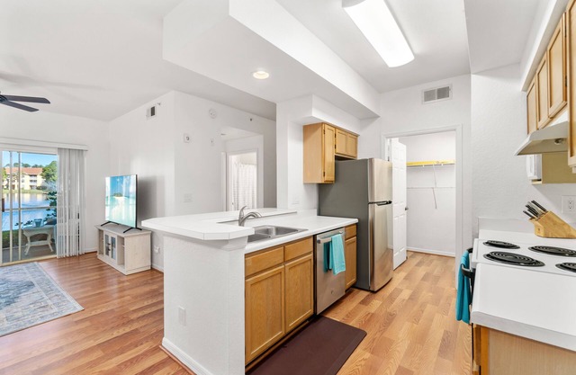 Lakeview condo with pool only 15 minutes from the beach
