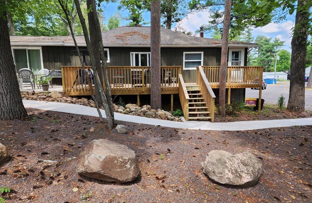 Lakeview Cottage: Spacious Lakeside Retreat for Families and Friends