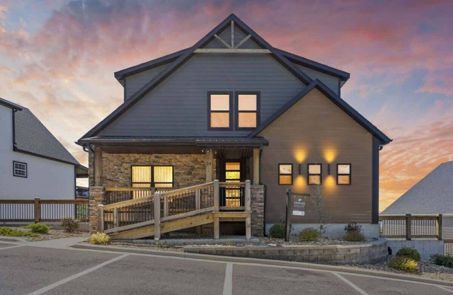 Lakeview Lodge for 36 with Indoor & Outdoor Pool!