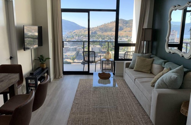 Lakeview Oasis! Gorgeous 1-bdrm Sub-penthouse. Sleeps 4