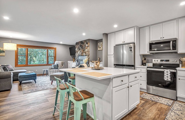 Lakeview Oasis - Sleeps 10! Family Friendly!