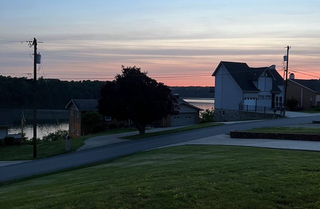 “Lakeview Retreat” - Lakeview with Public dock bottom of hill/Free Launch