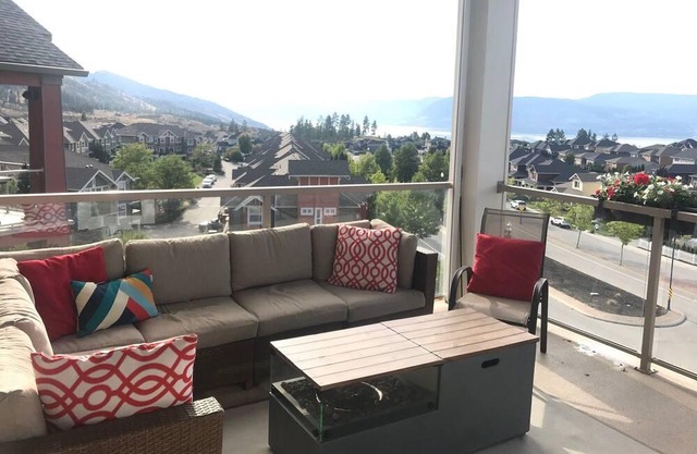 LAKEVIEW Spacious Modern Home, large deck & hot tub, near wineries