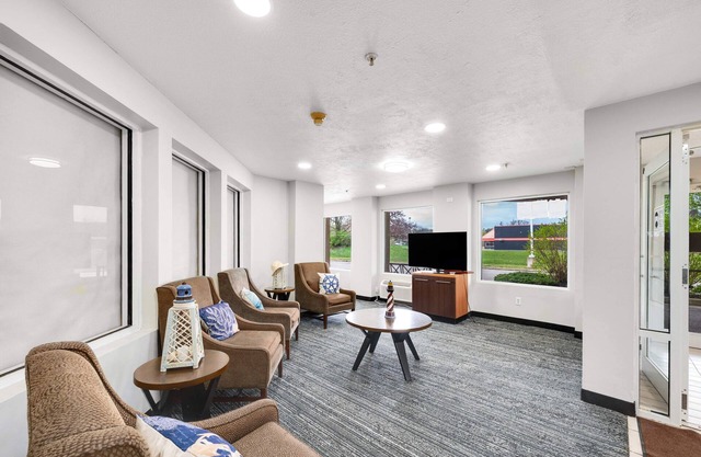 LakeWood Inn & Suites
