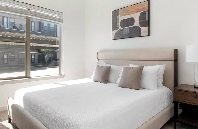 Landing | Beautiful 1BD, Clubhouse, Pool