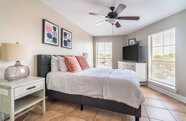 Landing | Beautiful 2BD, Gym, Pool
