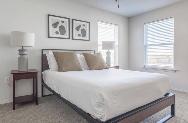 Landing | Chic 1BD, Pool, Gym