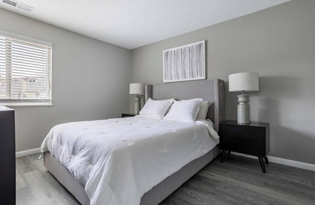 Landing | Modern 2BD, Tennis Court, Gym
