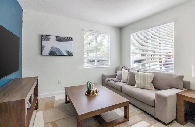 Landing | Stunning 3BD, Pool