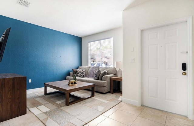Landing | Stunning 3BD, Pool