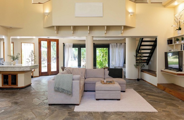 Lanikai Paradise across the street from the beach with AC and Parking!