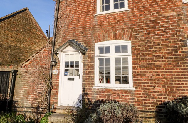 LANTERN COTTAGE, pet friendly, character holiday cottage in Rye