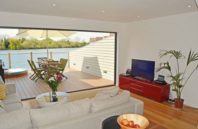 Lapwing Lake Lodge - Stylish New England lakeside retreat in the Cotswold Water Park with hot tub