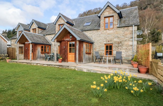 LARCH COTTAGE, pet friendly, with a garden in Aberfeldy