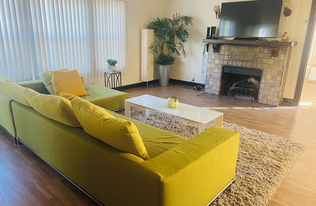 Larchmont Village stunning upper duplex lots of light 3bd 3ba personal Air units