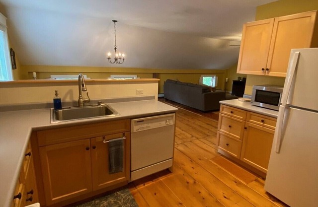 Large 1 bedroom Apartment on Main Street in Jeffersonville.
