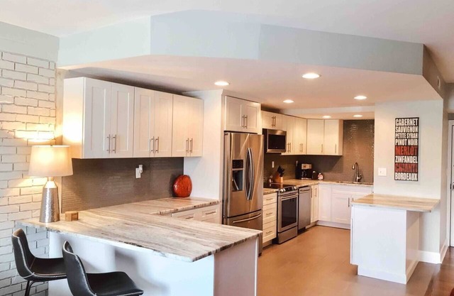 Large 1 Bedroom Condo - On Music Row - Guitar Pool