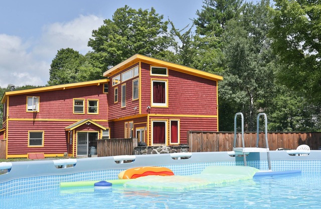 Large 13 Bedroom 5 bathrooms minutes to Hunter & walk to Tannerville