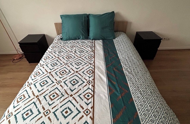 Large 15.47m2 bedroom in shared apartment