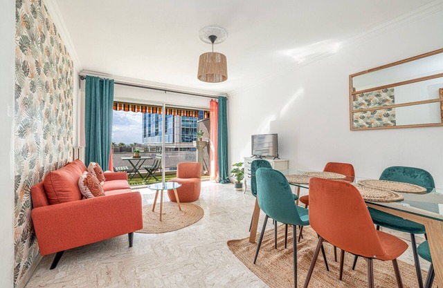 Large 2 Bdr Close to the Beach Balcony & Garage