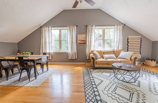 Large 2 Bedroom Home With Full Kitchen, 2 Minutes From Lake and Amenities