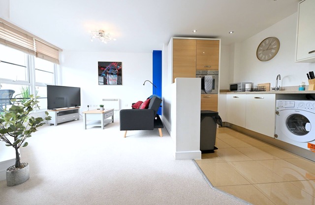 Large 2 BR Flat High Spec Free Parking - Perfect for Contractors