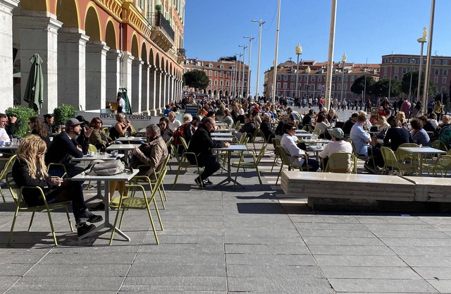 Large (2 sitting rooms) Central property seconds from Nice Beach.