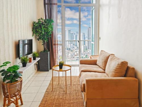 Large 2BR Ambassador 2 Apt Pool, Gym, WiFi