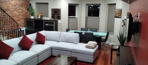 Large 2Level 3BR, 3BA Condo with free parking near Downtown Washington DC