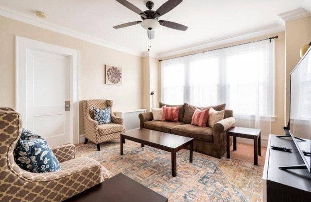 Large 3 BDR 10 mins to EWR Airport Bus to NYC