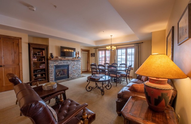 Large 3 bedroom/4 bathroom Condo in Mountaineer Square - No Cleaning Fee! by RedAwning