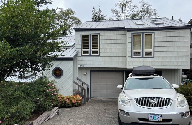 Large 3 bedroom above park w/Hot Tub, Sauna and Peloton