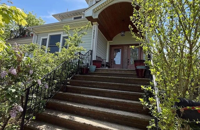Large 4-bdrm LB house near surf beach w/movie room, AC, bikes & fitness room