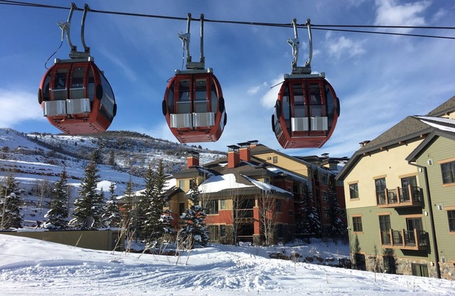 Large 4 Bedroom Ski-in/Out, Sleeps 12, Vaulted Ceilings, Pool, Hot Tub MC12B