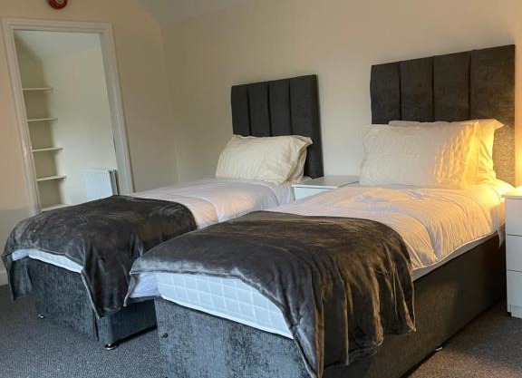 Large 4 Bedroom Sleeps 8, Spacious Apartment for Contractors and Holidays near Bedford Centre - 1 FREE PARKING SPACE & FREE WIFI