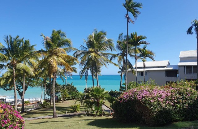 Large 41 m2 studio, garden and sea view - secure residence