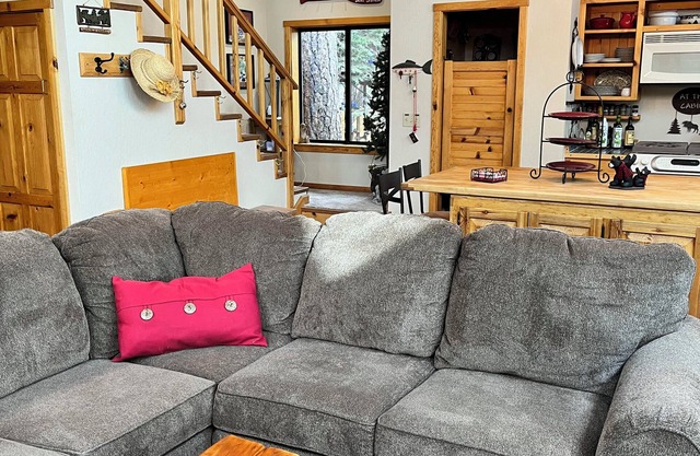 Large 5-bedroom cabin in Cold Springs w/WiFi near Dodge Ridge & Pinecrest Lake