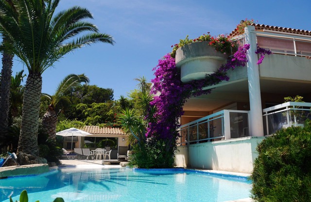 Large and luxurious seaside villa, air-conditioning and infinity pool, Provence