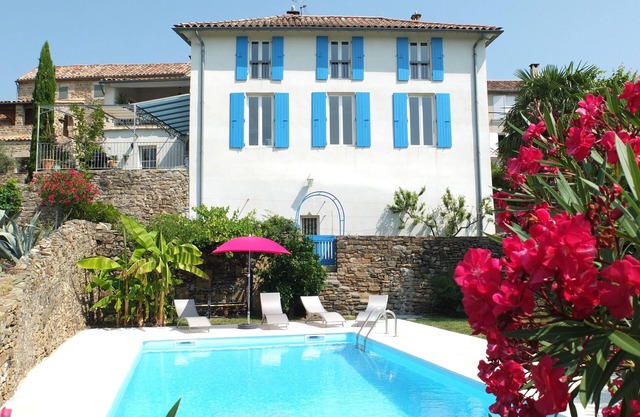 Large and pleasant house, with large swimming pool, 3 minutes from Les Vans.