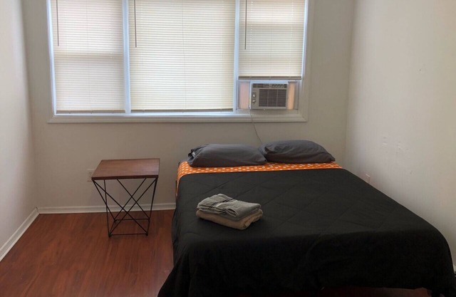 Large and private apartment in convenient area sleeps up to 5 people comfortably
